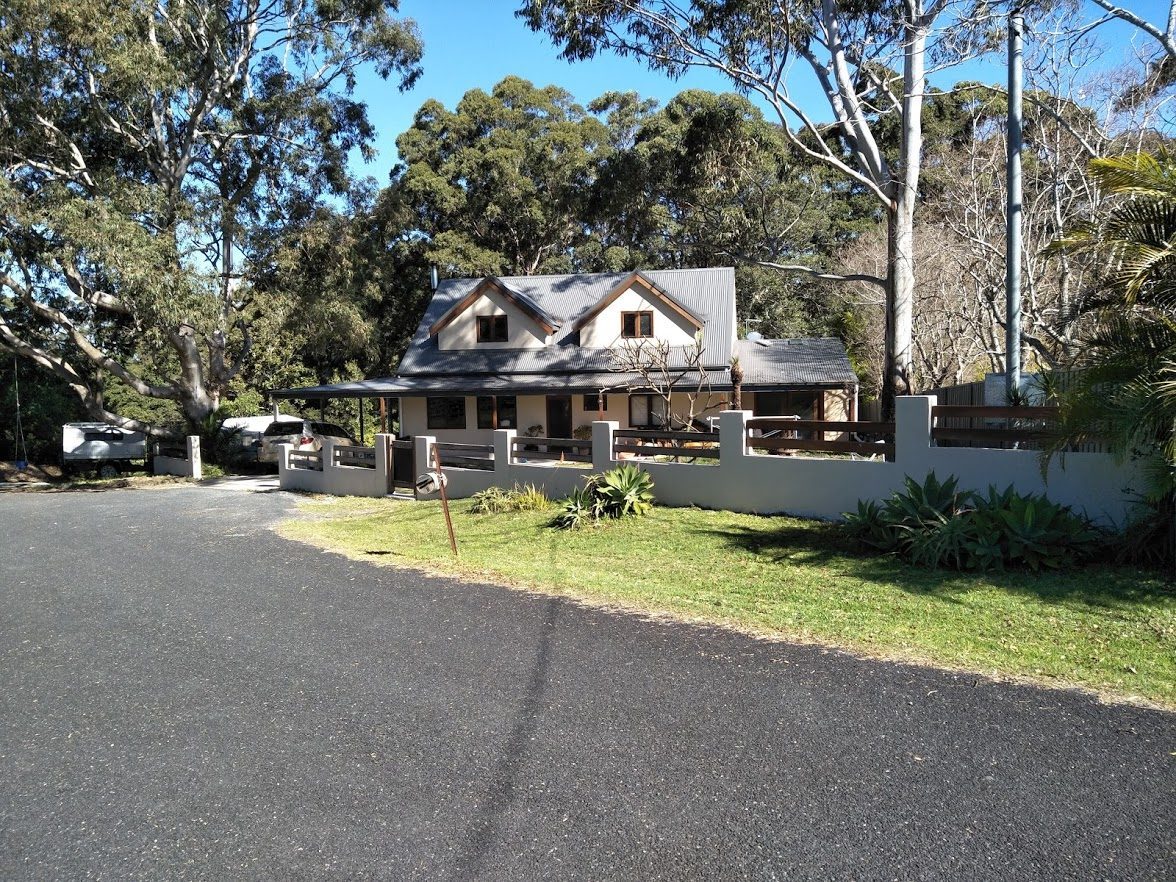 Rustic rendered brick fence by Ace of Blades, Sydney